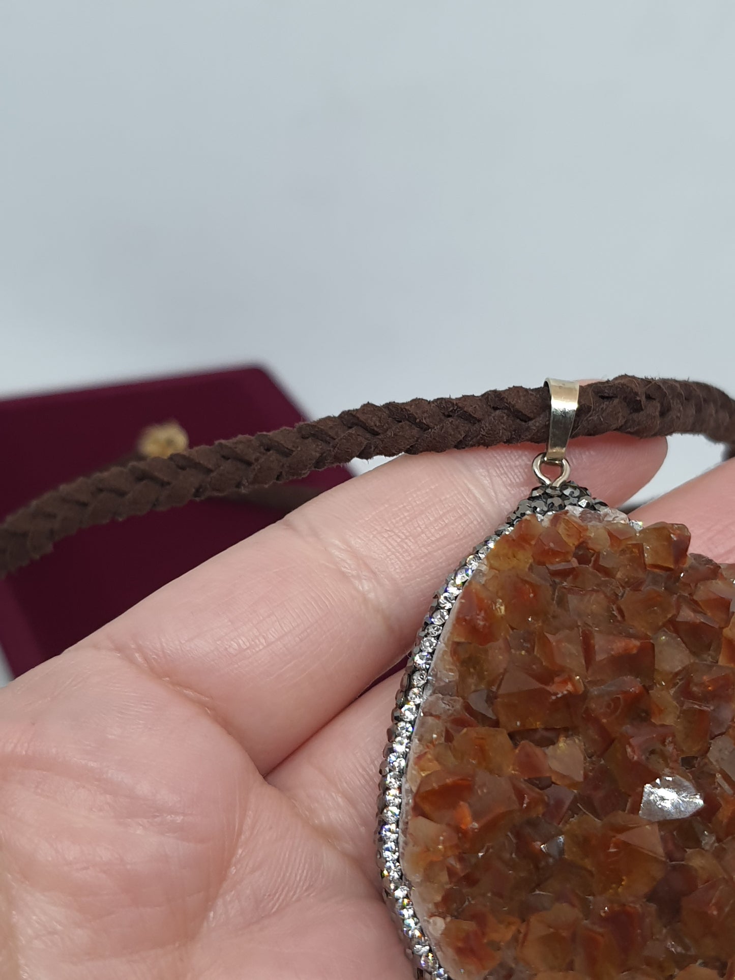 DRUSA CON COLLAR DE GAMUZA TRENZADO