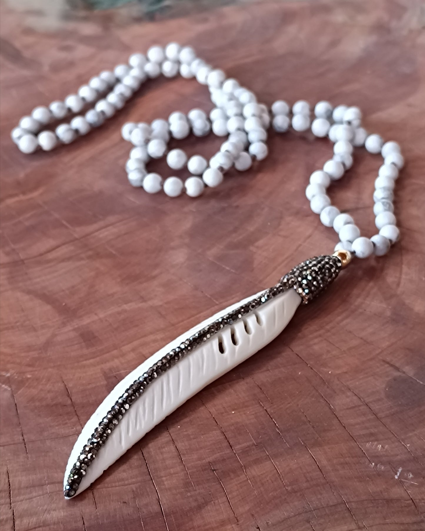 PLUMA DE HUESO Y CRISTALES Y COLLAR DE HOWLITA
