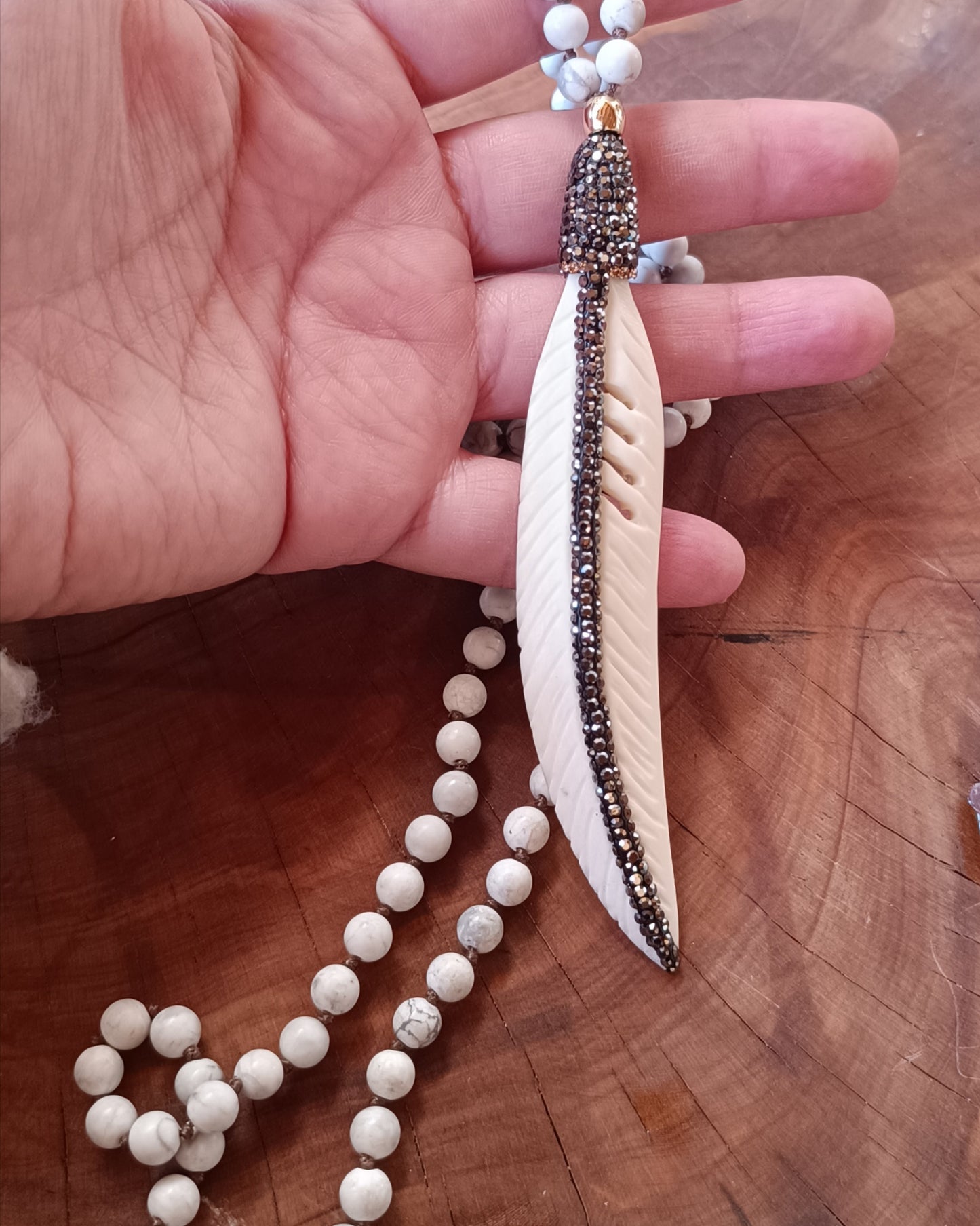 PLUMA DE HUESO Y CRISTALES Y COLLAR DE HOWLITA