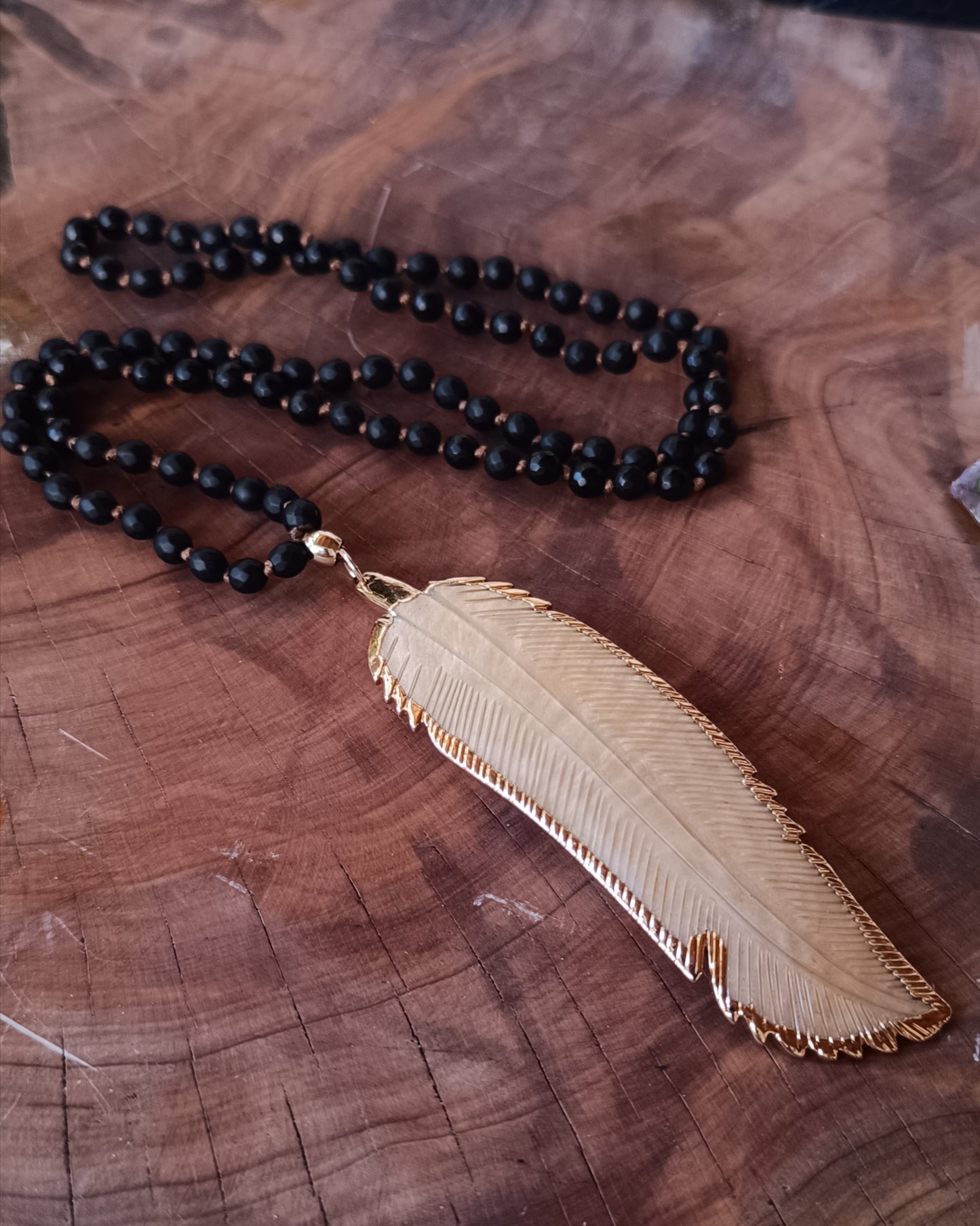 COLLAR DE ÓNIX NEGRO Y PLUMA DE NÁCAR