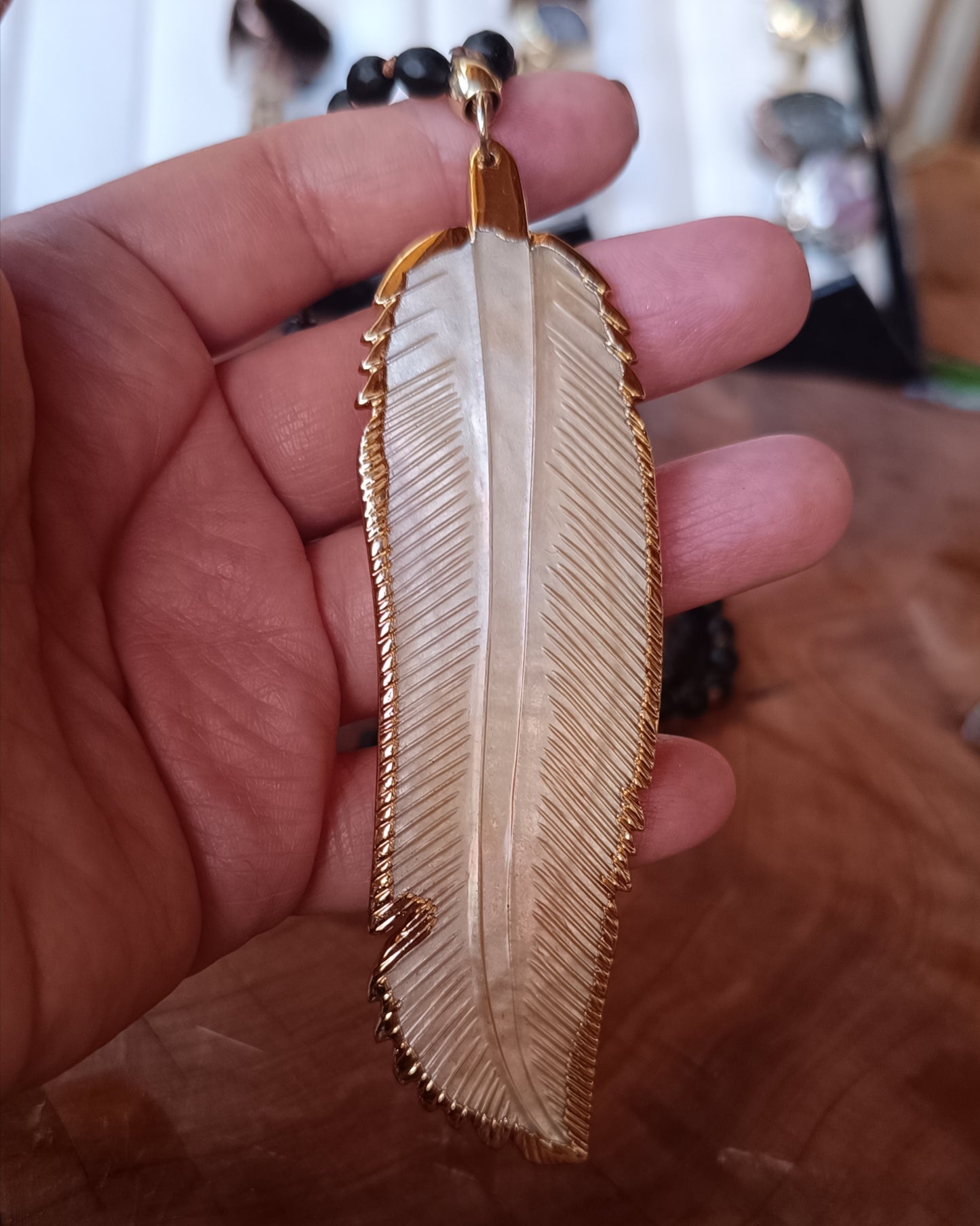 COLLAR DE ÓNIX NEGRO Y PLUMA DE NÁCAR