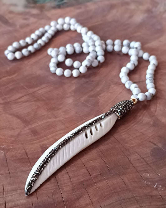 PLUMA DE HUESO Y CRISTALES Y COLLAR DE HOWLITA