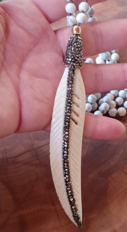 PLUMA DE HUESO Y CRISTALES Y COLLAR DE HOWLITA