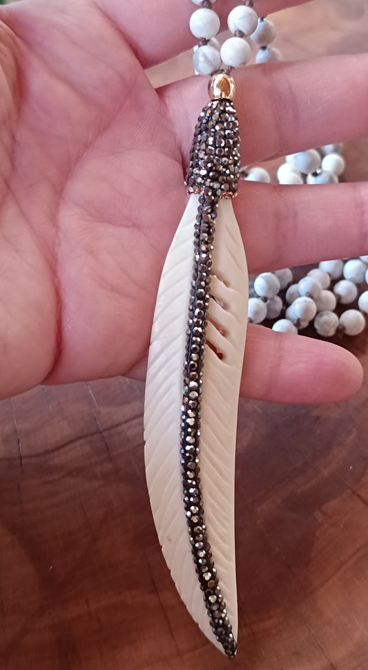 PLUMA DE HUESO Y CRISTALES Y COLLAR DE HOWLITA