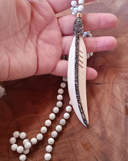 PLUMA DE HUESO Y CRISTALES Y COLLAR DE HOWLITA