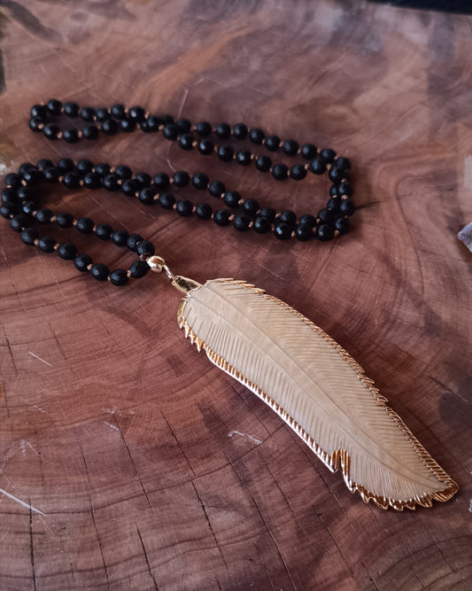 COLLAR DE ÓNIX NEGRO Y PLUMA DE NÁCAR